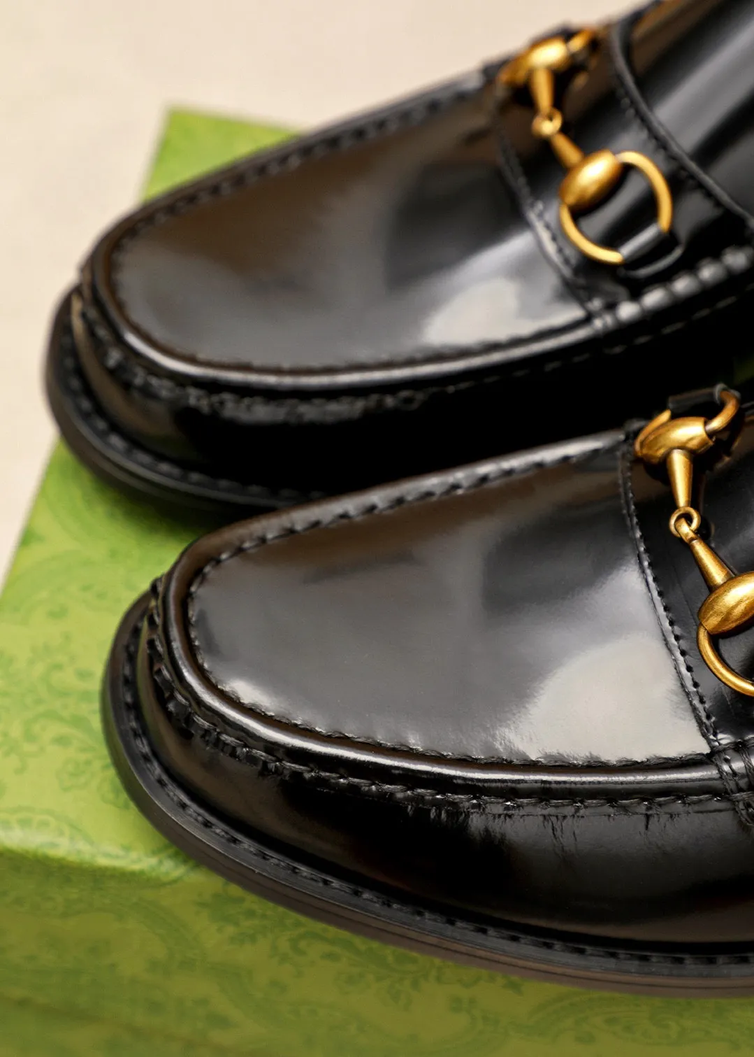 Men's shoes 💰460 💐 Product trademark: GUCCI "Gucci" casual leather shoes Regular size: 38-44 (45🉑️customized) Product materials: Selected imported first-layer open-edge beaded cowhide leather upper + luxury hardware buckle, imported water-dyed cowhide leather lining. Strong three-dimensional visual effect, original combination outsole Color: 3⃣️colors available